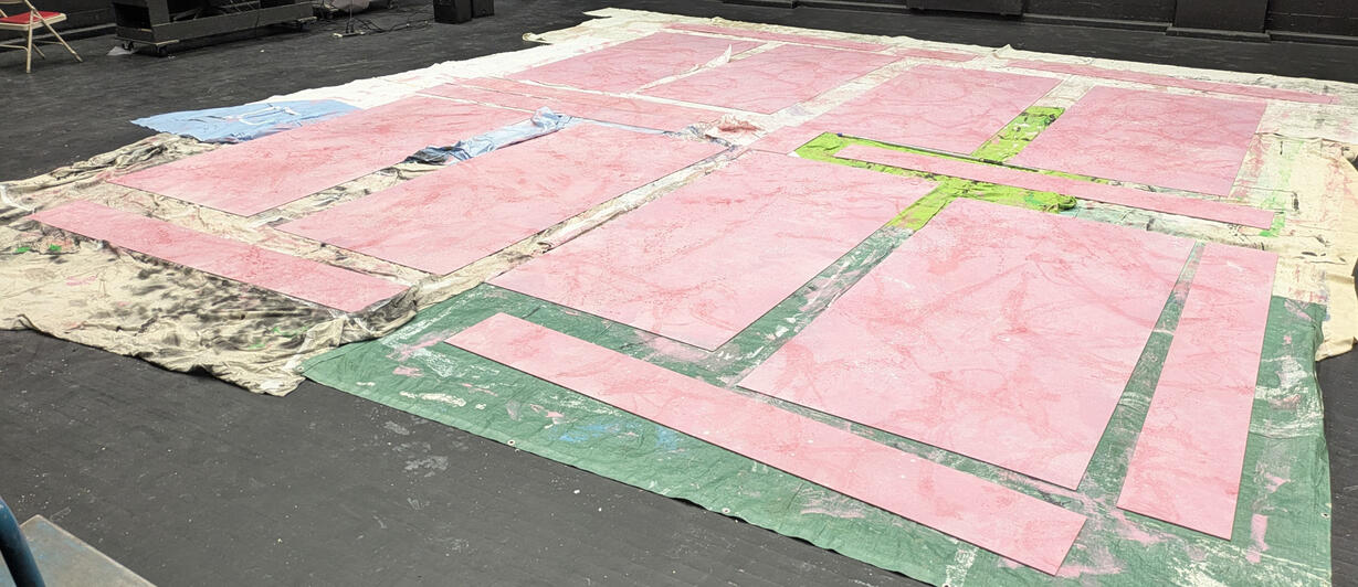 Assisted painting the marble-effect floor